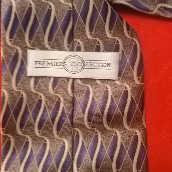 Free With Purchase🎗 Premier Collection Diamond Pattern Tie - Picture 3 of 5